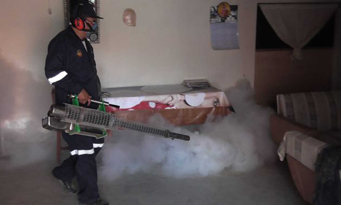 FUMIGAN CASAS EN EL ASENTAMIENTO HUMANO SANTA ROSA DE PIURA POR DENGUE
