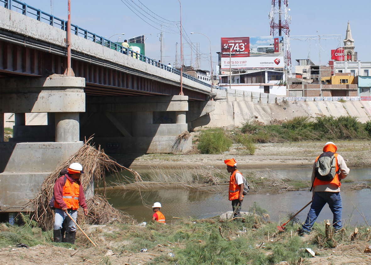limpian puentes abajo