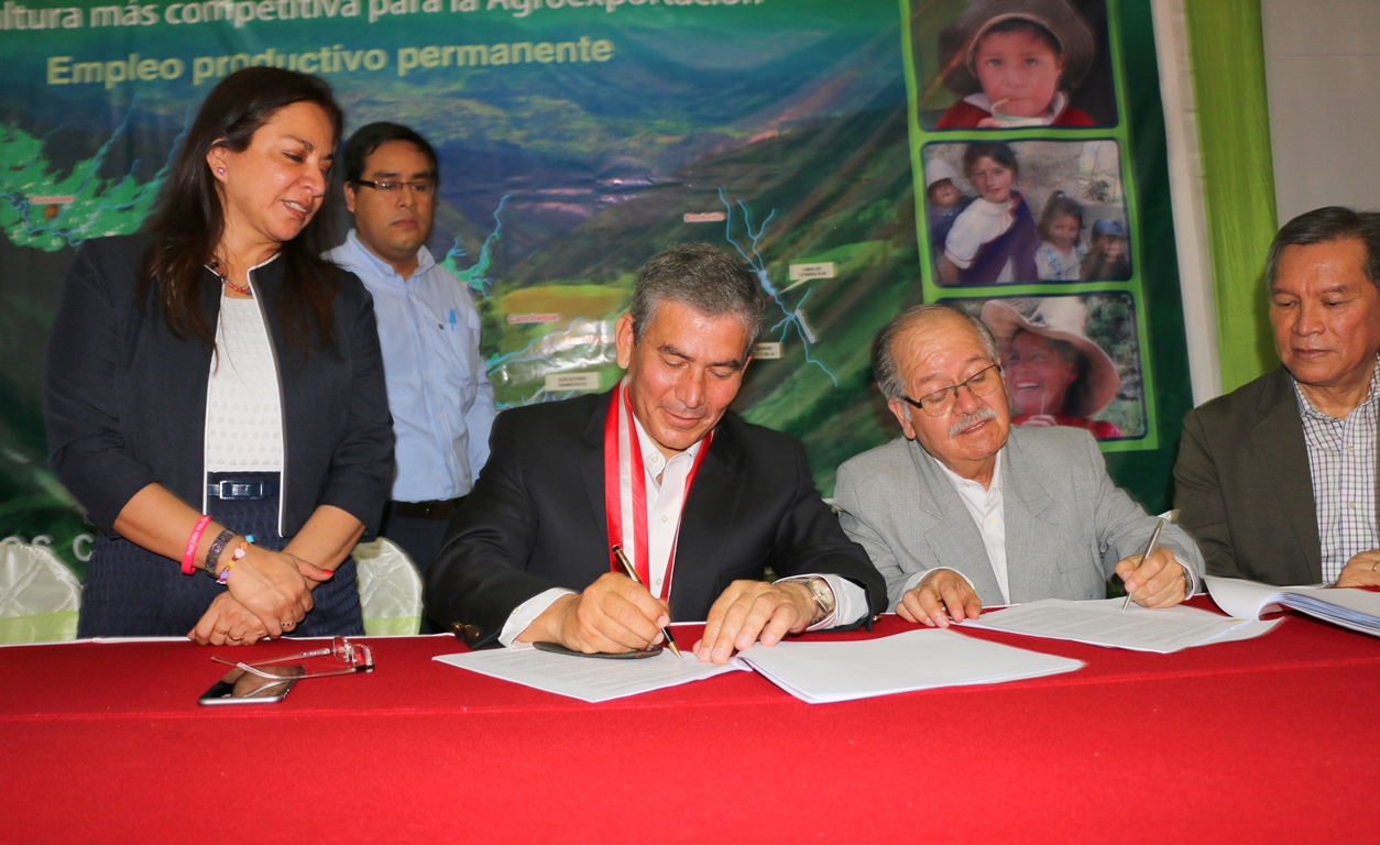 alto piura firma contrato
