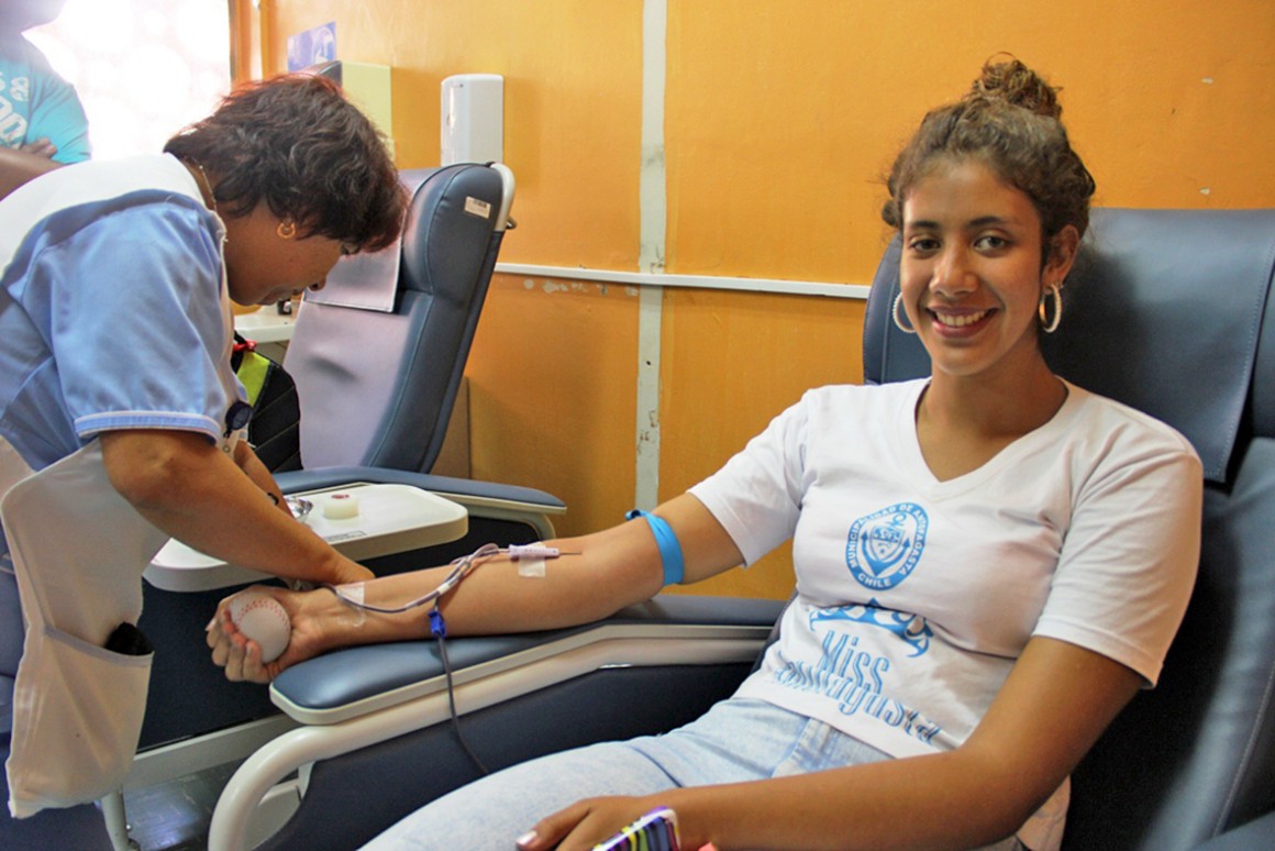 estudiante dona sangre