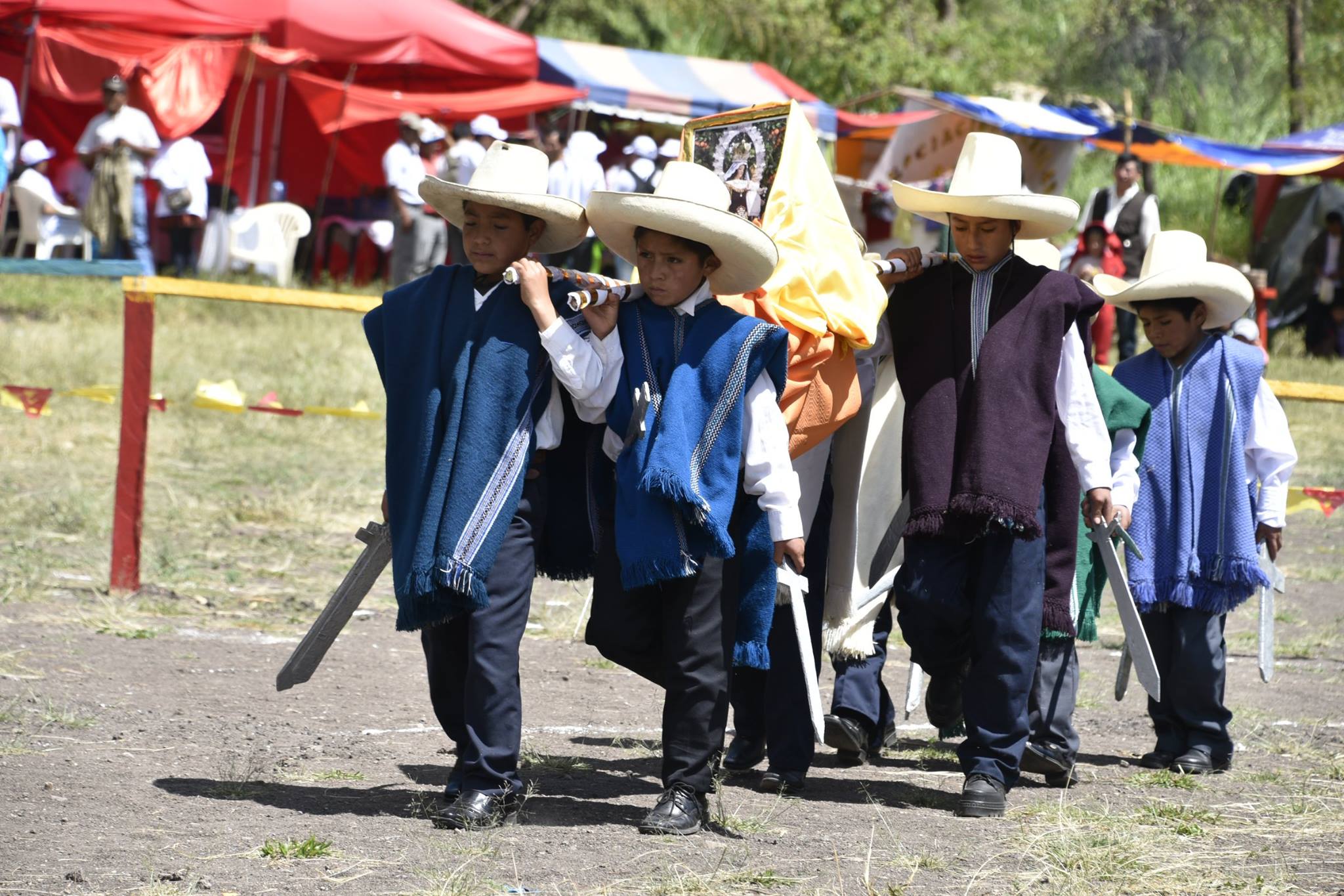 niños llevan a la virgen