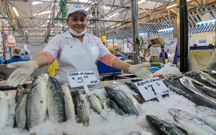 Semana Santa_El pescado siempre debe venderse rodeado de hielo (2)