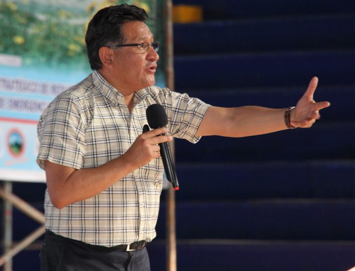 felipe-parado-paredes