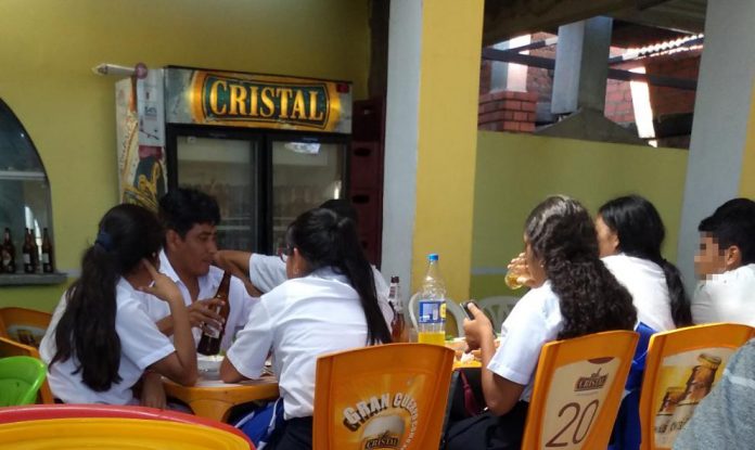 profesor_alumnos_tomandochela