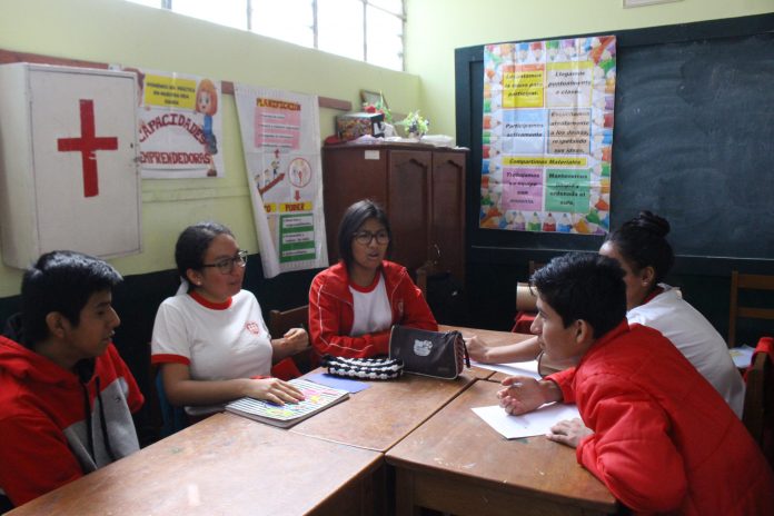 Escolaren trabajando lluvia de ideas sobre hechos de corrupciòn en la vida cotidiana