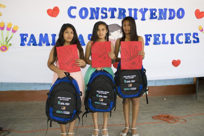 Alumnas ganadoras del concurso "Construyendo Familias Felices"