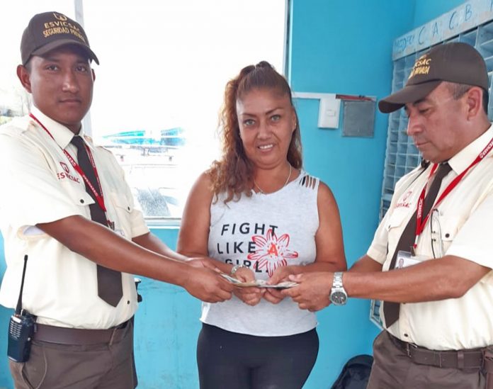 EsSalud_vigilantes_señora