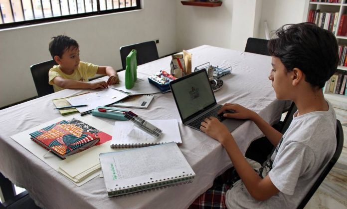 estudiantes desde casa