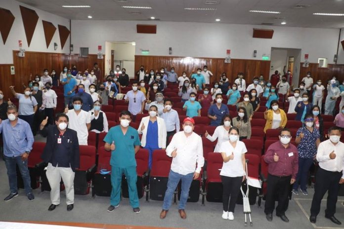 profesionales de salud GORE Piura