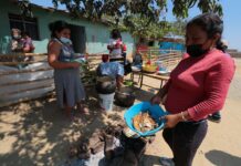 Miguel Checa: madres realizan olla común a la espera de ayuda tras el sismo de 6.1