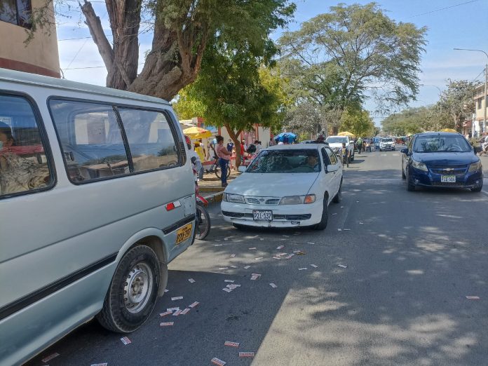 WhatsApp Image 2022-10-02 at 10.10.27 AM Arrojan propaganda poítica afuera del Colegio Nacional San Miguel./ Foto: Alexander Cueva.