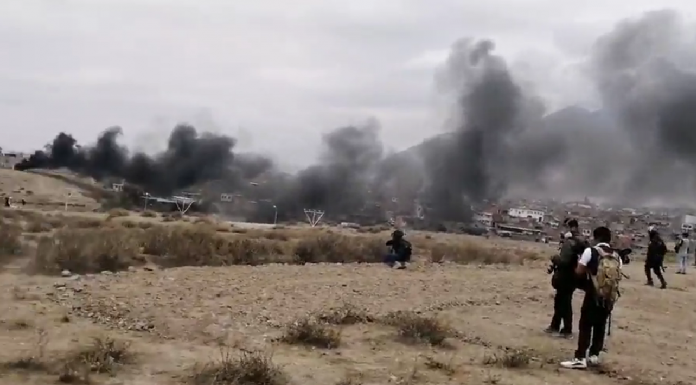 Manifestantes toman el Aeropuerto Internacional Alfredo Rodríguez Ballón. / Foto: Radio Victoria.