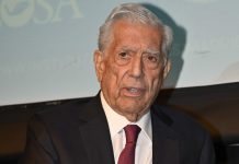 El escritor Mario Vargas Llosa fue hospitalizado con COVID-19