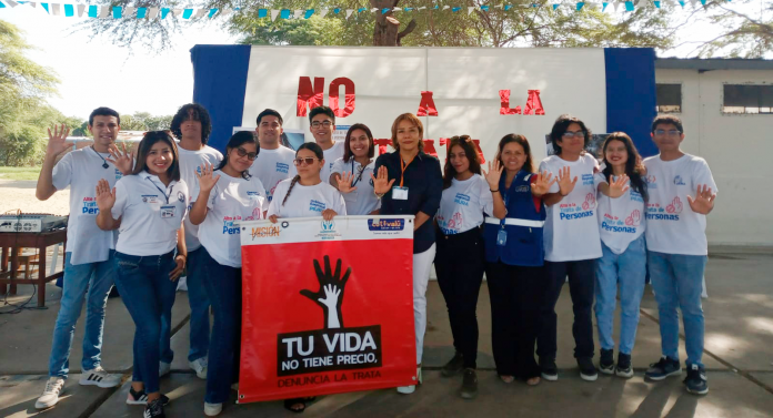 upao 1 Coordinadora del Proyecto "Tu vida no tiene precio, denuncia la trata" junto con alumnos y docente de la Universidad Antenor Orrego