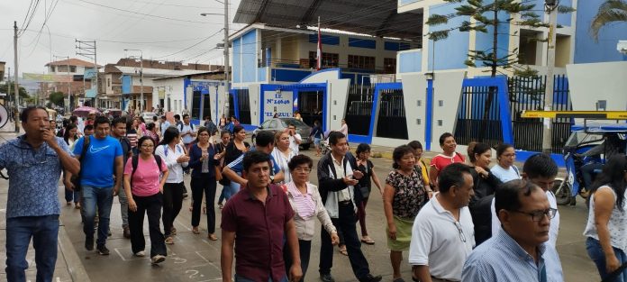 PROTESTA DE DOCENTES EN MORROPÓN (1) Morropón: Docentes protestan para exigir el pago de sus remuneraciones