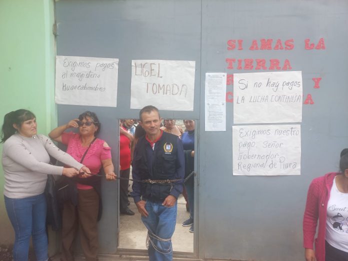 Docentes encadenan al funcionario de UGEL Huancabamba para exigir sus pagos
