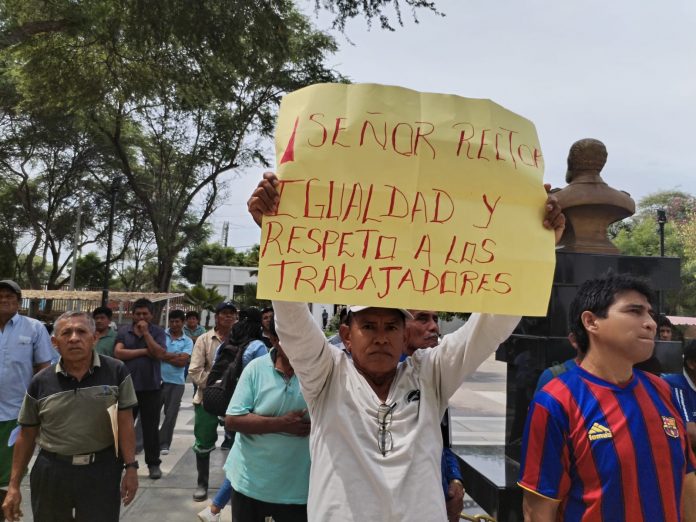 Piura: trabajadores administrativos de la UNP protestan por incumplimiento de pagos colectivos
