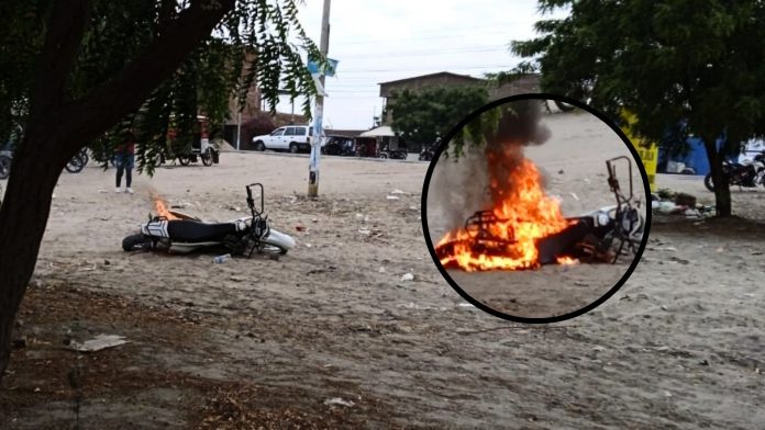 Queman motocicleta de presunto delincuente que amenazó con revólver a vecina
