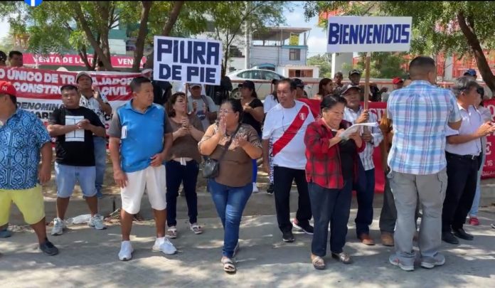 Piuranos protestan en el frontis de la Región Policial para exigir seguridad ciudadana