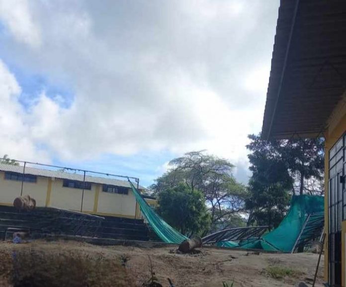 Suyo: vientos fuertes causan daño en techo de formación del colegio N°14300 del caserío Cachaquito