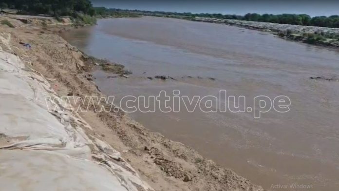 Geobolsas y suelo del dique de río ceden peligrosamente frente a Chatito
