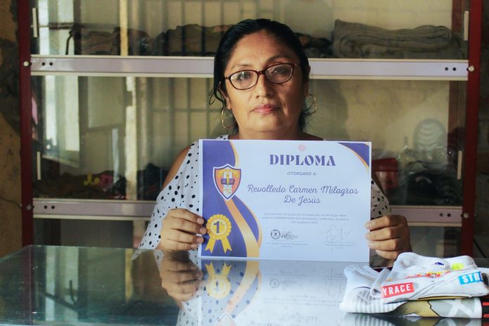 Madre de familia decide terminar la secundaria y convertirse en profesora Madre de familia decide terminar la secundaria y convertirse en profesora