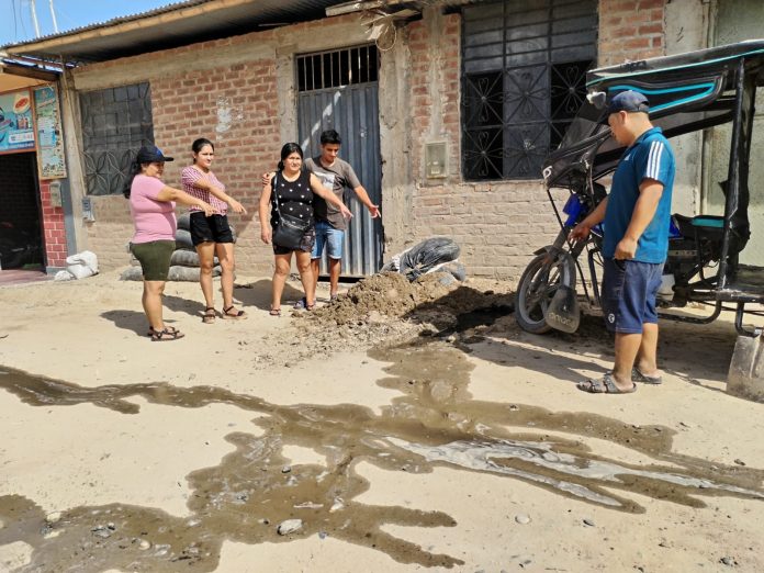 colapso de desagües Castilla: desagüe colapsa en el interior de las viviendas del A.H. Señor de los Milagros