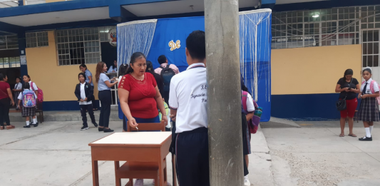 Piura: alumnos llevan sus propias sillas y mesas por falta de mobiliario en colegio Ignacio Merino