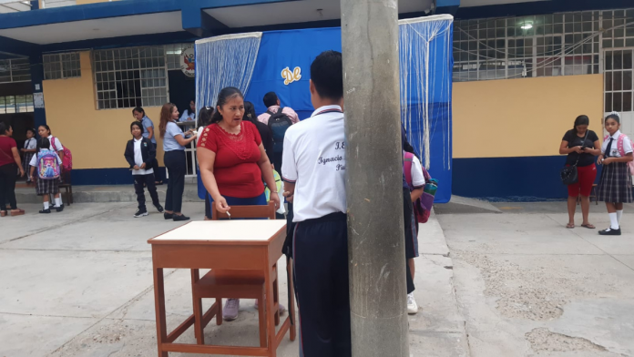Piura: alumnos llevan sus propias sillas y mesas por falta de mobiliario en colegio Ignacio Merino