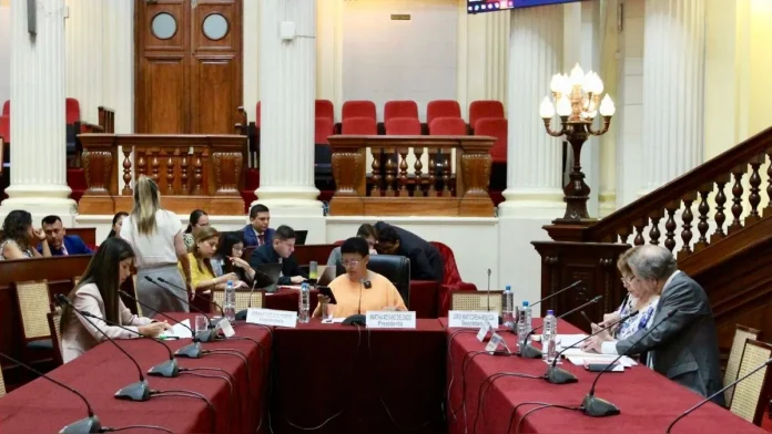 Congreso aprueba dictamen para acusar constitucionalmente a jefes de ONPE, Reniec y JNE Congreso aprueba dictamen para acusar constitucionalmente a jefes de ONPE, Reniec y JNE