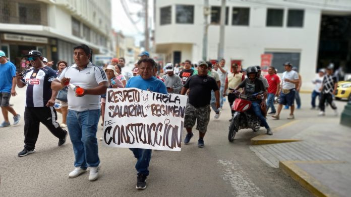 Piura trabajadores de construcción civil marchan para exigir mejoras salariales