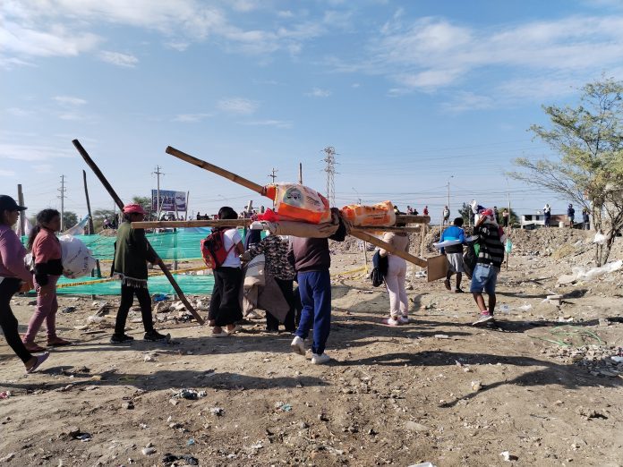 Piura: PNP desaloja a invasores de la Parcela J y detiene a 22 personas