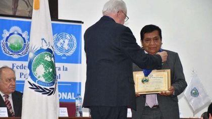 Manuel Coveñas siendo condecorado con una distinción internacional