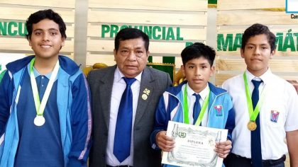 Manuel Coveñas Naquiche premiando a estudiantes en concurso de Matemática en Talara