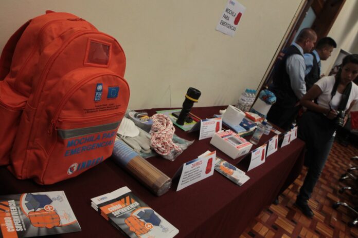 ¿Qué debe incluir una mochila de emergencia?