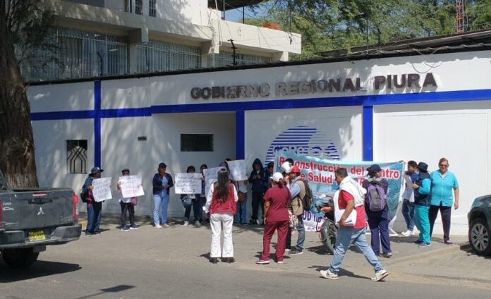 Trabajadores protestan frente al GORE para exigir la reconstrucción del C.S II de Talara