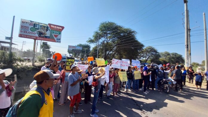Castilla: Vecinos bloquean la Av. Guardia Civil exigiendo agua potable