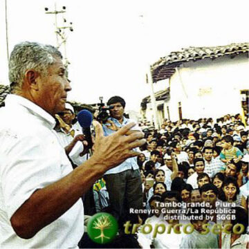 Godofredo García explicando a la población el impacto negativo del proyecto minero en Tambogrande.Foto: Web Zurpi. Origen: La República. 