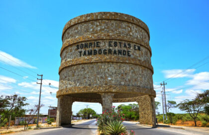 Tambo característico que salud el ingreso a la ciudad agrícola