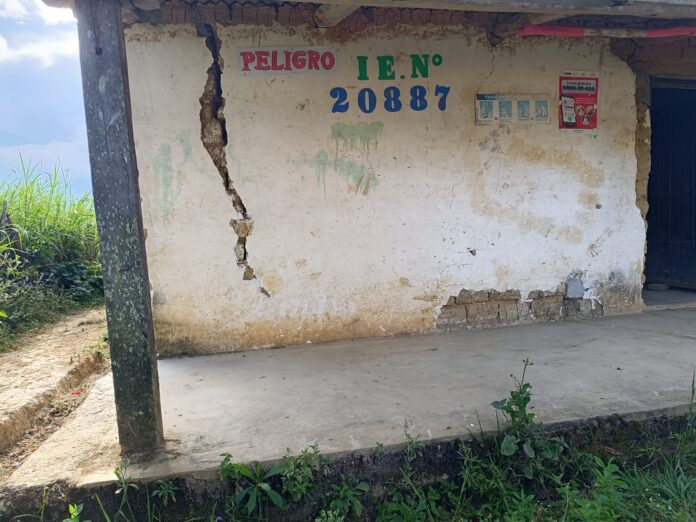 Sauce Pueblo Nuevo colegio en mal estado VIDEO | Docente presta un cuarto para dictar clases por retrasos en la instalación de aula prefabricada