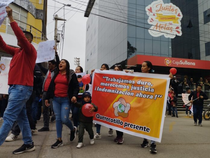 Trabajadores de ex Caja Sullana protestan para exigir sus derechos laborales Trabajadores de ex Caja Sullana protestan para exigir sus derechos laborales