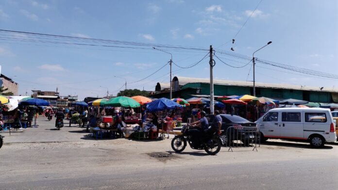 Piura: disminuyen en 50 % ventas de comerciantes en mercado Anexo por ambulantes