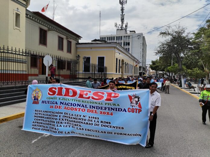 Piura: docentes de institutos y escuelas superiores acatan huelga exigiendo mejoras salariales