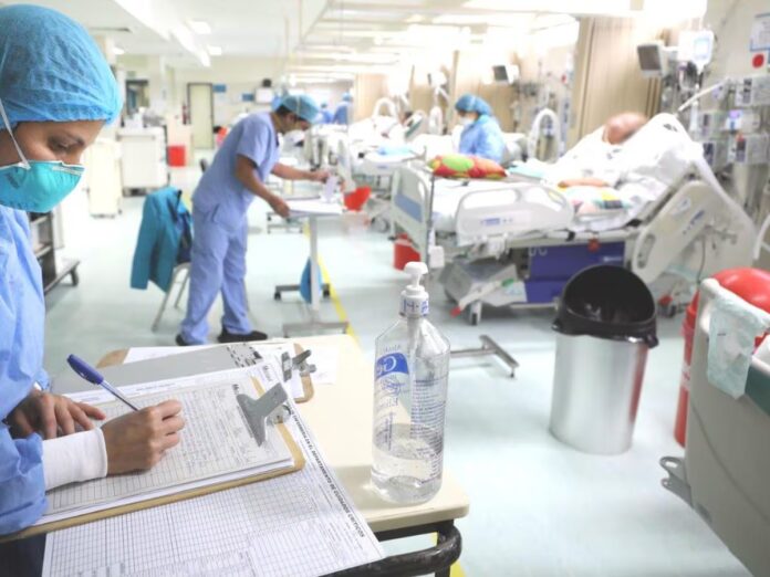 enfermeros-piura Decano de enfermeros de Piura: “Bajos sueldos y falta de personal agudiza labor de enfermeros y enfermeras”