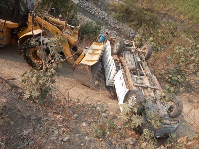 Paimas: conductor de camioneta salva de morir tras despistarse en el puente Paraje