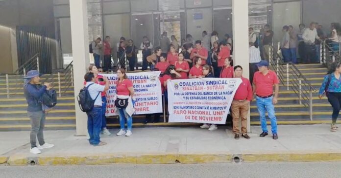 "De 20 ventanillas, solo atienden 8", advierten dirigentes del Banco de la Nación en Piura