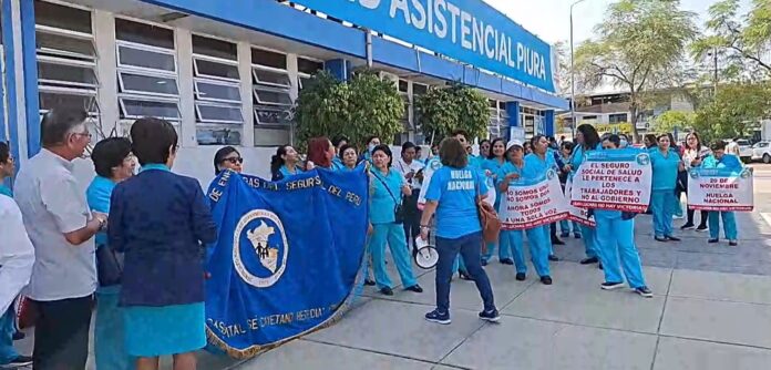 Trabajadores de EsSalud acatan paro de 24 horas exigiendo autonomía institucional