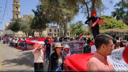 Transportistas llegan a la Plaza de Armas