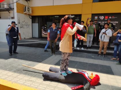 Manifestantes llegan al frontis de la Municipalidad de Piura