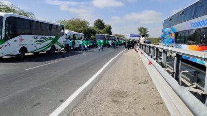 Buses paralizan tráfico en avenida Piura-Catacaos